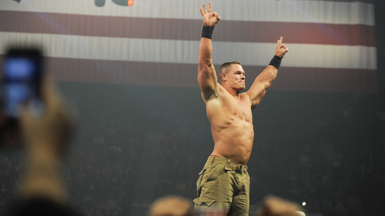 John Cena avec ses bras levés