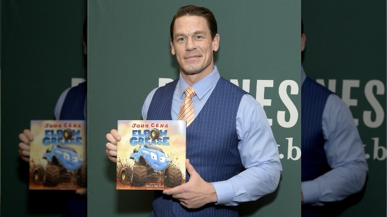 John Cena tenant son livre