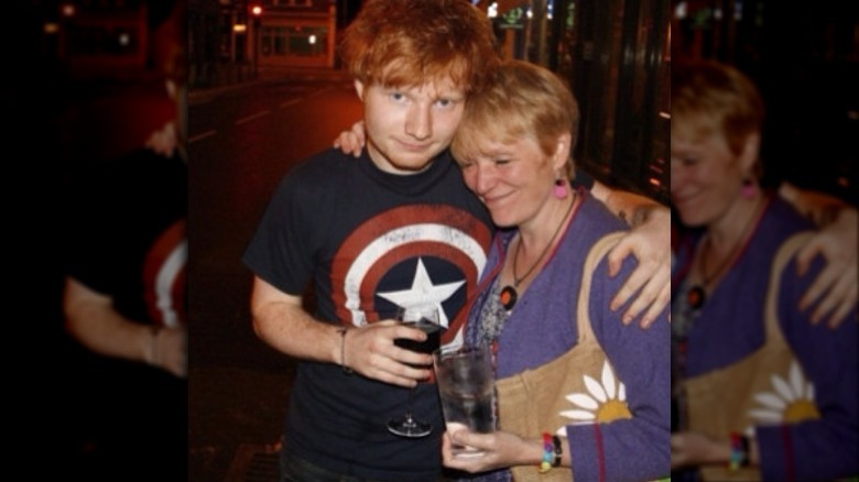 Ed Sheeran étreignant sa mère Imogen Sheeran