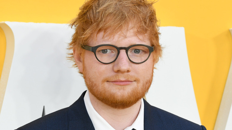 Ed Sheeran posant