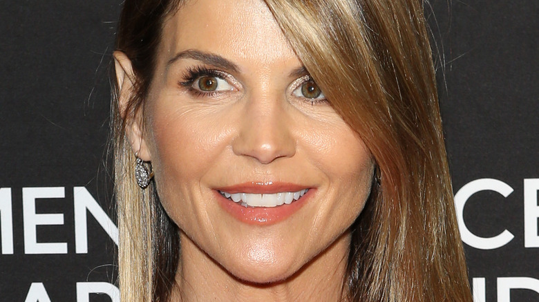 Lori Loughlin posant