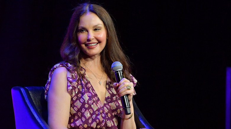 Ashley Judd souriant largement