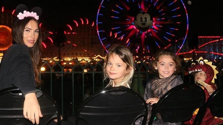 Megan Fox avec des enfants à Disneyland