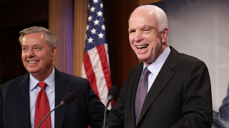 Lindsey Graham en train de rire avec John McCain