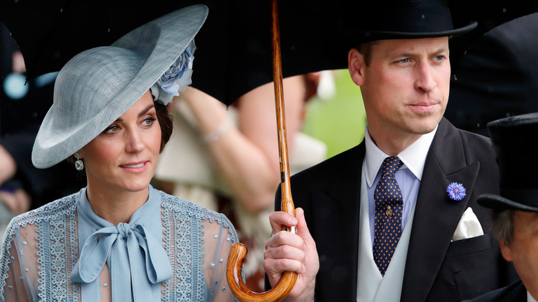 Kate Middleton et le prince William portant des chapeaux