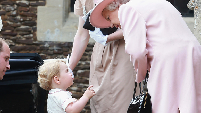 Le prince George et la reine Elizabeth