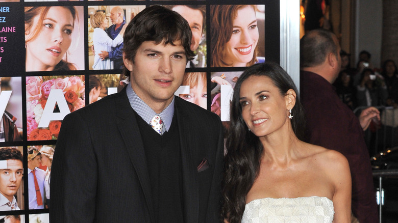 Ashton Kutcher et Demi Moore sourient 