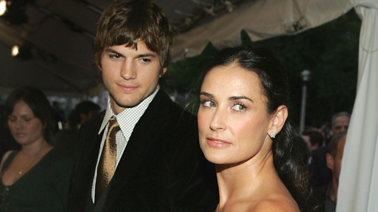 Ashton Kutcher regarde Demi Moore 