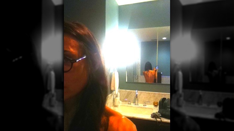 Demi Moore prend un selfie seins nus dans le miroir