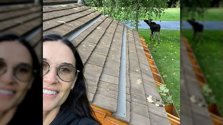 Demi Moore exhibant un orignal dans son jardin en Idaho