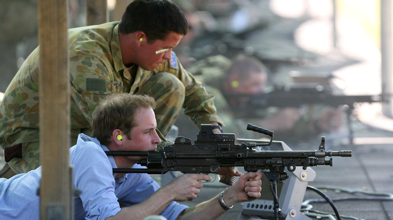 Le prince William visant une arme militaire 