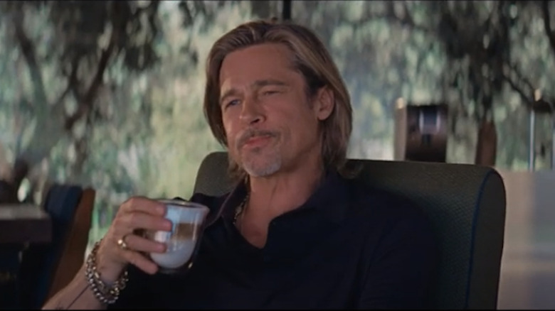 Brad Pitt savourant une gorgée de café