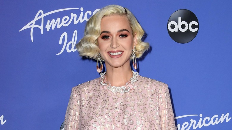 Katy Perry souriante sur le tapis rouge