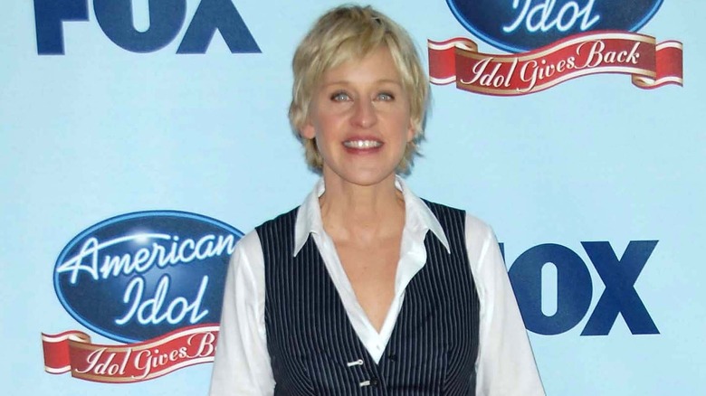 Ellen DeGeneres souriante sur le tapis rouge