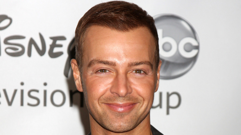 Joey Lawrence souriant