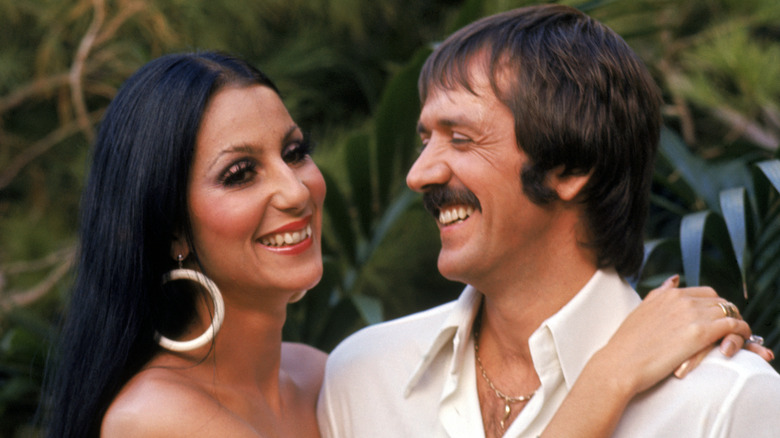Sonny et Cher sourient en s'embrassant