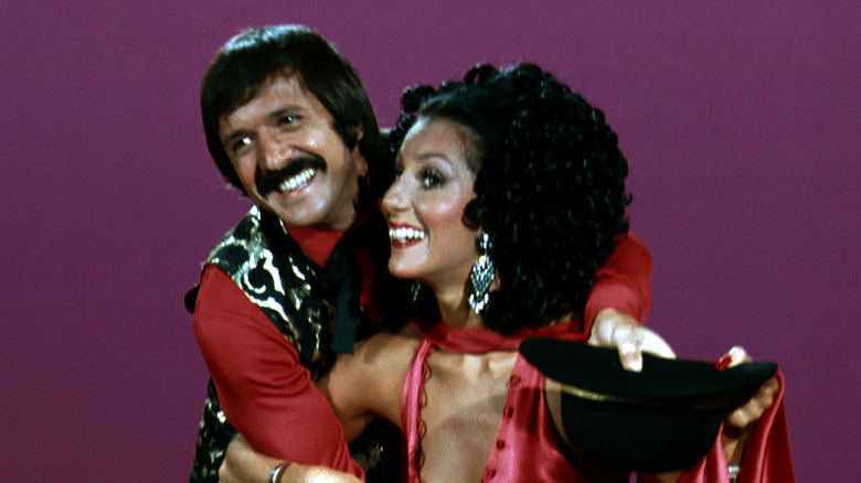Sonny et Cher sourient en jouant