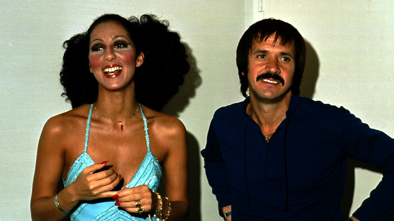 Sonny et Cher souriant mais regardant dans des directions différentes