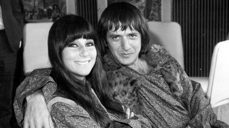 Sonny et Cher souriant