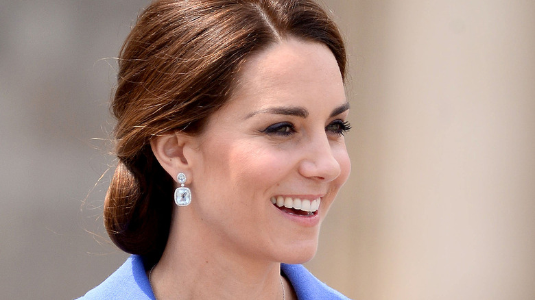 Kate Middleton souriante de profil