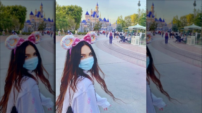 Megan Fox portant un masque à Disneyland