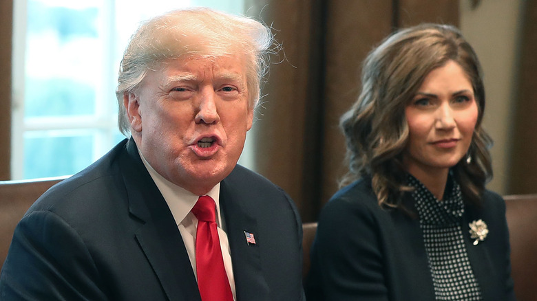 Donald Trump s'exprimant aux côtés de Kristi Noem