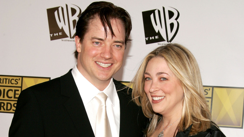 Brendan Fraser et Afton Smith posant