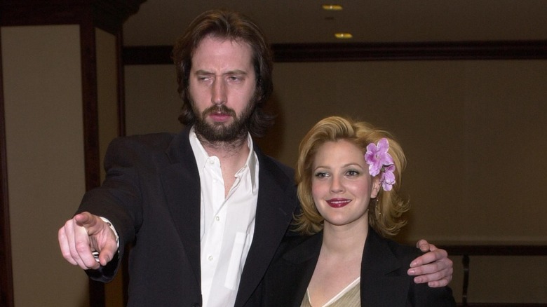 Tom Green et Drew Barrymore posant