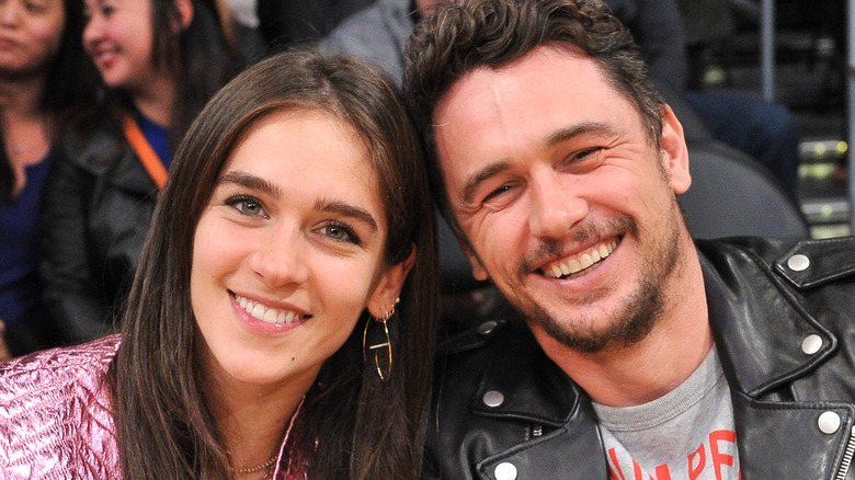 Izabel Pakzad et James Franco lors d'un match de basket