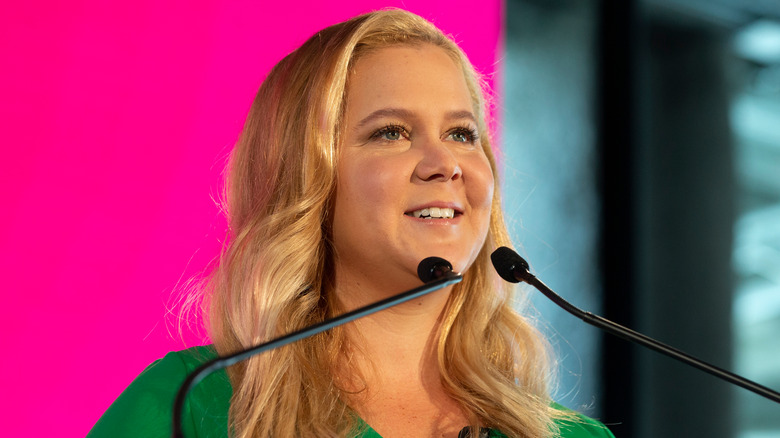 Amy Schumer prononçant un discours