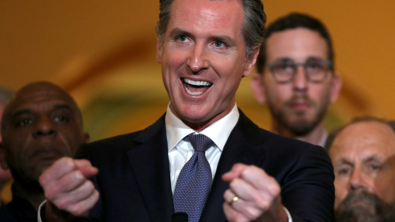 Gavin Newsom s'exprimant lors d'un événement