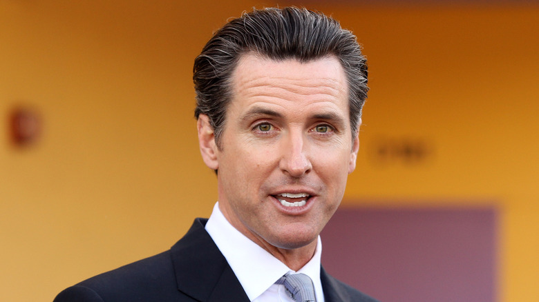 Gavin Newsom s'exprimant lors d'un rassemblement électoral 