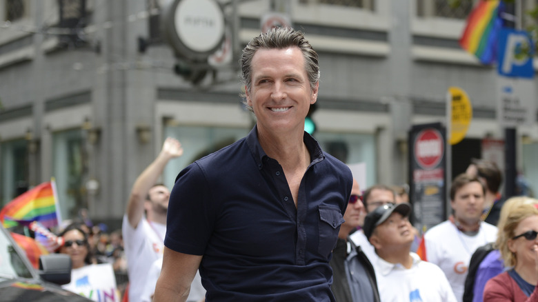 Gavin Newsom souriant lors d'un événement Pride