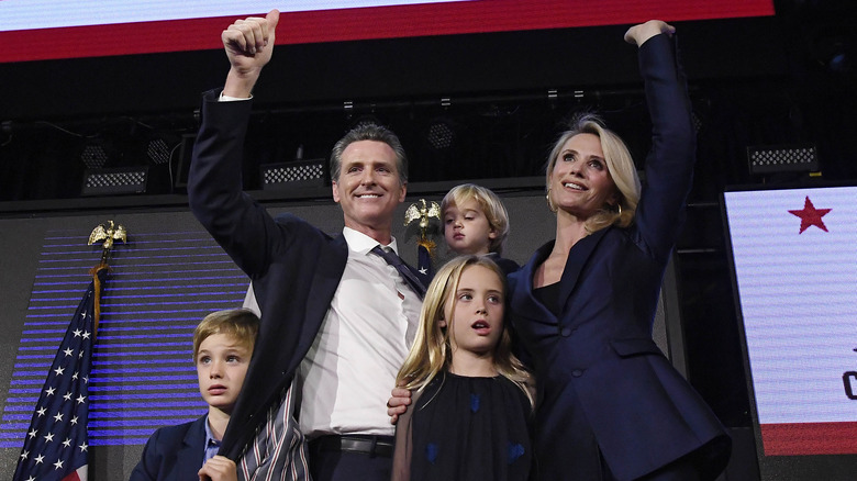 Gavin Newsom avec sa famille lors d'un événement politique