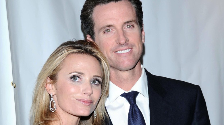 Jennifer Siebel Newsom et Gavin Newsom souriant