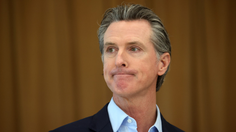 Gavin Newsom fronçant les sourcils lors d'un événement