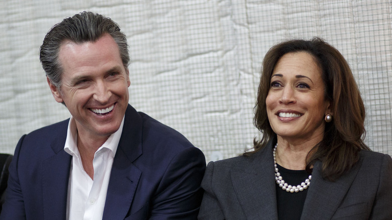 Gavin Newsom et Kamala Harris souriant