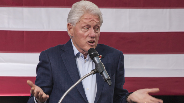 Bill Clinton s'exprimant sur scène