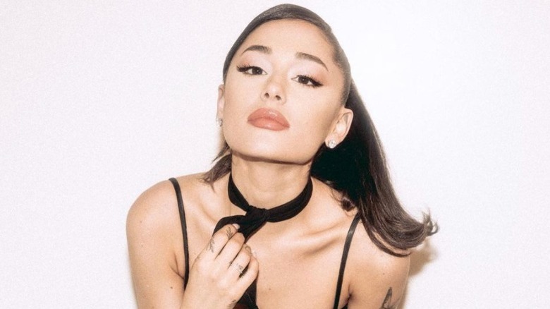 Ariana Grande portant un foulard noir