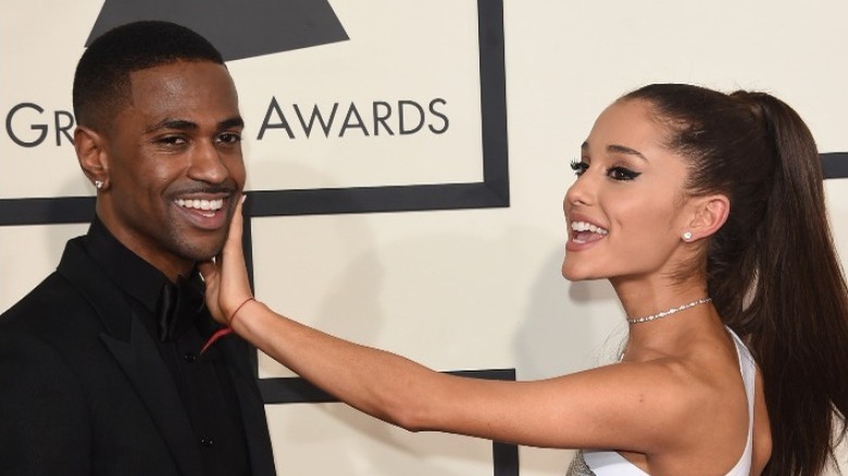 Ariana Grande rit avec Big Sean