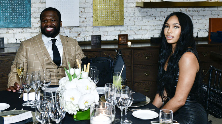 50 Cent et Jamira Haines assis à une table