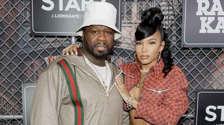 50 Cent et Jamira Haines vêtus de vêtements des années 80