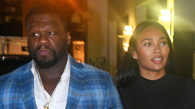 50 Cent et Jamira Haines marchant dans la rue