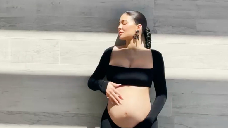 Kylie Jenner posant enceinte dans sa vidéo d'annonce