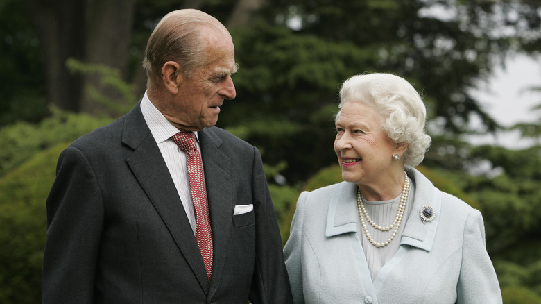 La reine Elizabeth, le prince Philip se regardant