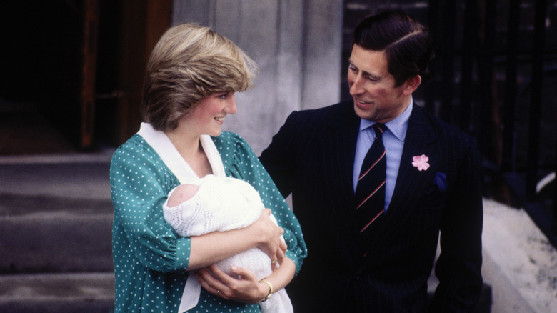 La princesse Diana, le prince William et le prince Charles quittent l'hôpital St. Mary's