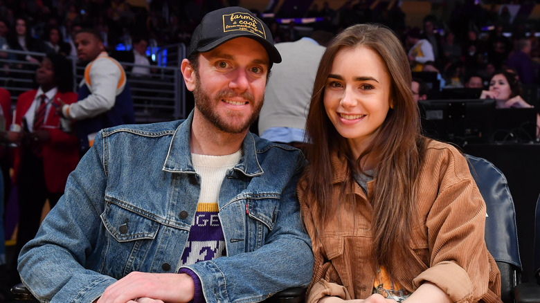 Lily Collins et Charlie McDowell assis à côté du tribunal