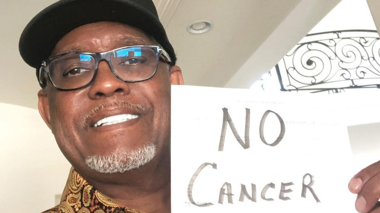 Gregg Leakes avec une pancarte indiquant "No Cancer"