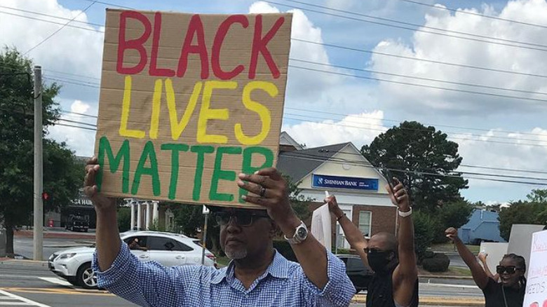 Gregg Leakes tenant une pancarte « Black Lives Matter »