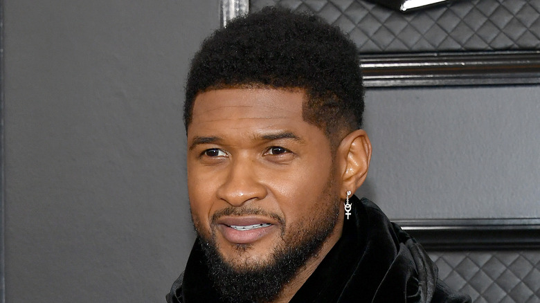 Usher sourit devant un fond noir